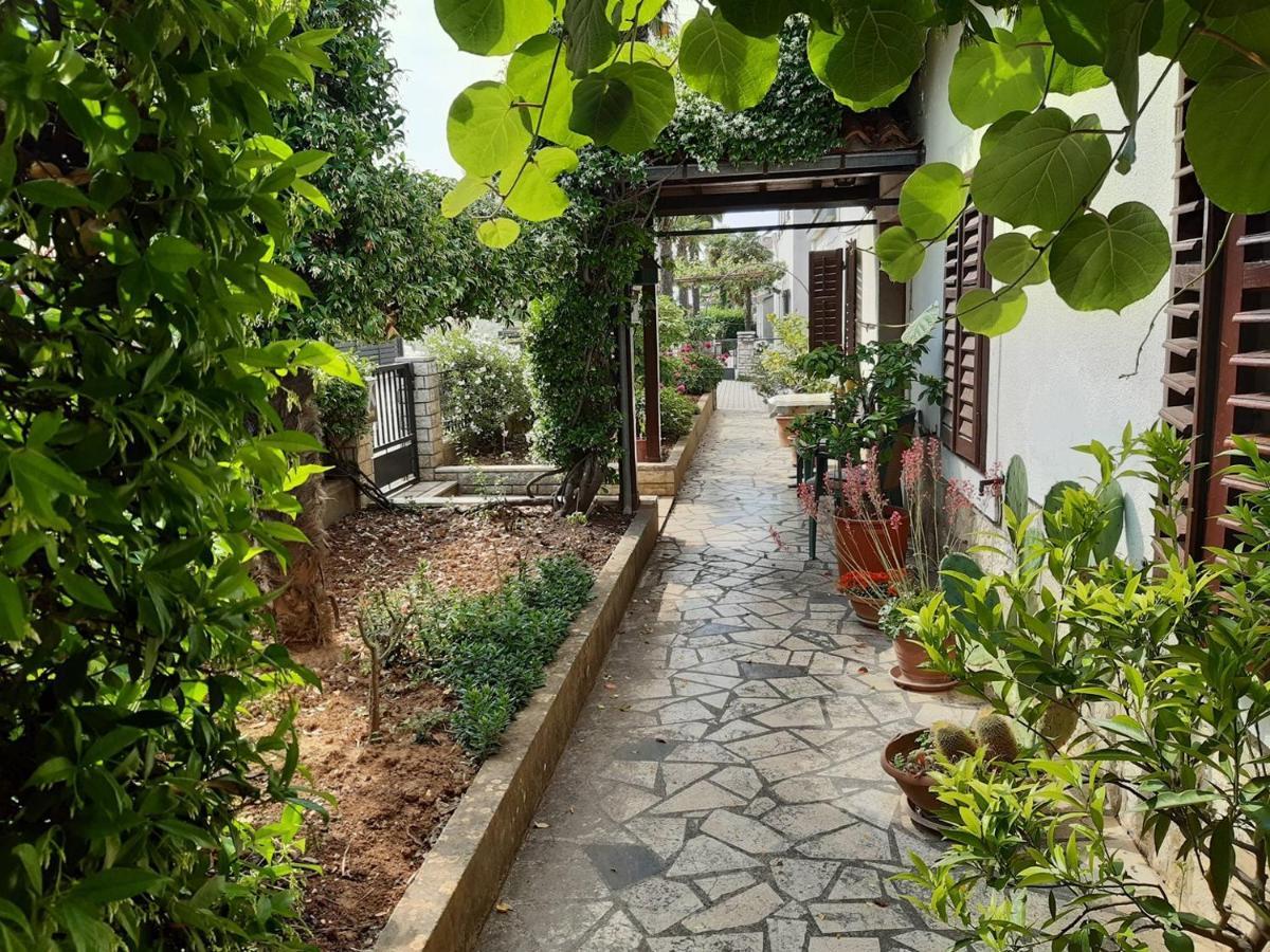 Anamarija Apartments Near The Beach And The Fantastic Adria Sea With Over 10 Small Islands Close By 푼타나 외부 사진